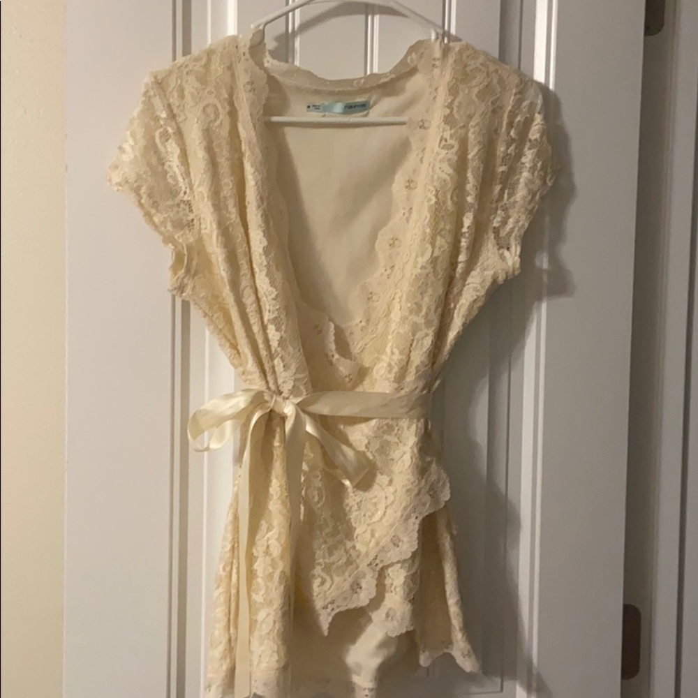 Cap sleeve lace blouse